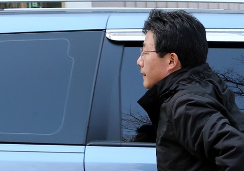 누리당 공천 결과 발표를 앞둔 15일 오후 대구 동구 자택 앞에 모습을 나타낸 유승민 의원이 차량에서 내리고 있다. 새누리당 공천관리위원회는 지난 14일 대구지역 현역 의원 4명을 공천 탈락시켰다. <사진제공=뉴시스>