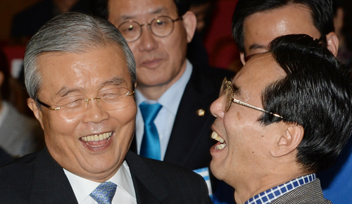 20일 오후 서울 여의도 국회 의원회관 대회의실에서 열린 더불어민주당 5차중앙위원회 회의에 참석한 김종인 비대위 대표와 홍창선 공천관리위원장이 환하게 웃고 있다. <사진제공=뉴시스>