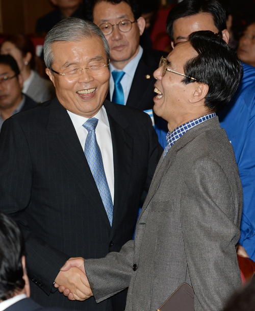 20일 오후 서울 여의도 국회 의원회관 대회의실에서 열린 더불어민주당 5차중앙위원회 회의에 참석한 김종인 비대위 대표와 홍창선 공천관리위원장이 악수를 나누며 환하게 웃고 있다. <사진제공=뉴시스>