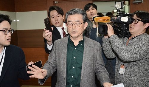 이한구 공천관리위원장이 22일 오후 서울 여의도 당사에서 제20대 비례대표 후보자를 발표한 후 나서고 있다. <사진제공=뉴시스>