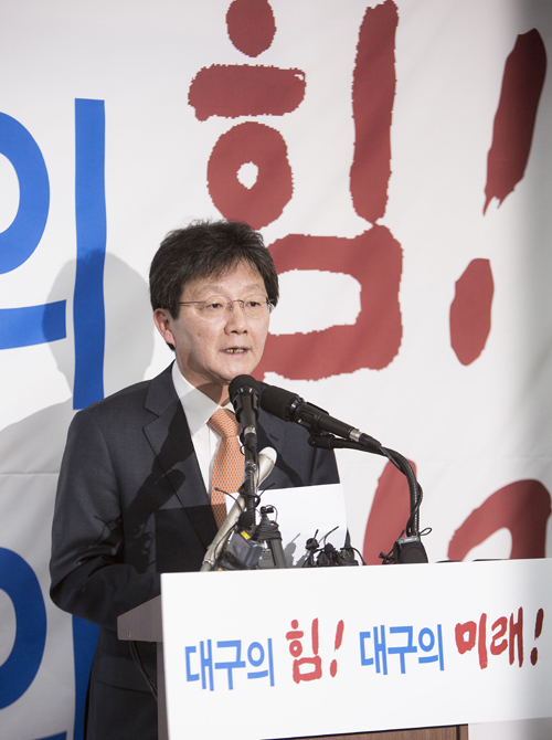 새누리당 유승민 의원이 23일 오후 대구광역시 동구 용계동 자신의 선거사무소에서 새누리당 탈당 및 20대 총선 대구동구을 무소속 출마를 선언하고 있다. <사진제공=뉴시스>