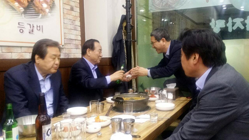 24일자 조선일보 1면 톱기사 <1시간 남기고 탈당한 유승민…뒤탈 겁나 자르지도 못한 與> ⓒ 조선일보PDF