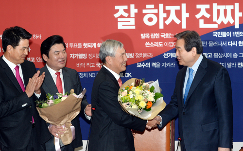 국수(國手) 조훈현 9단이 10일 오전 서울 여의도 국회에서 열린 새누리당 최고위원회의에 참석, 입당식을 마친뒤 축하 인사를 받고 있다. <사진제공=뉴시스>