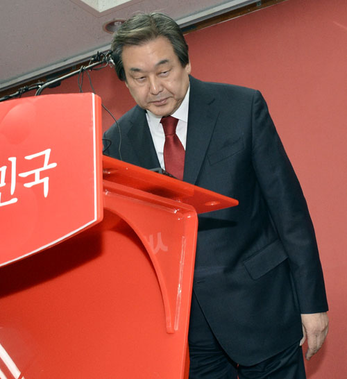 새누리당 김무성 대표가 24일 오후 서울 여의도 당사에서 긴급 기자회견을 열고 유승민-이재오 의원의 지역구에 대한 공천장 도장을 찍지 않겠다고 선언한 후 인사를 하고 있다. <사진제공=뉴시스>