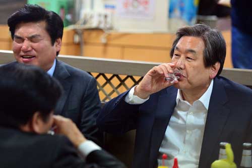 새누리당 김무성 대표가 24일 오후 부산 중구 자갈치시장의 한 횟집에서 원유철 원내대표와 식사를 하면서 소주를 마시고 있다. <사진제공=뉴시스>