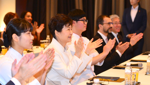 박근혜 대통령이 24일 오전 서울 중구 신라호텔에서 열린 프랑스 미식주간 마스터클래스에 참석, 박수치고 있다. <사진제공=뉴시스>