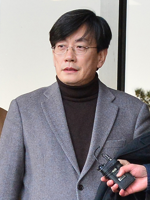 2014년 6·4 지방선거 당시 지상파 3사의 출구조사 결과를 무단으로 사용한 혐의를 받고 있는 손석희 JTBC 보도부문 사장이 9일 오후 서울 서초구 서울중앙지방검찰청에서 조사를 받은 뒤 취재진의 질문을 듣고 있다. <사진제공=뉴시스>