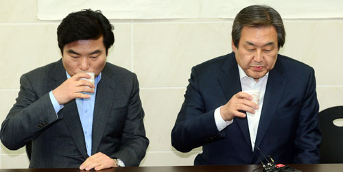 24일 오후 부산 영도구 새누리당 김무성 대표의 선거사무소에서 김 대표와 원유철 원내대표가 만나 대화하면서 함께 물을 마시고 있다. <사진제공=뉴시스>