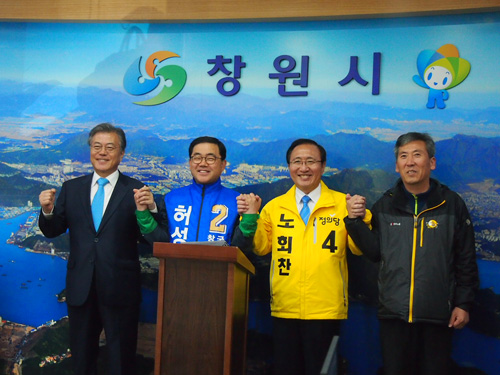 22일 경남 창원시 성산구의 더불어민주당 허성무(왼쪽 두번째) 후보와 정의당 노회찬(왼쪽 세번째) 후보가 창원시청 브리핑룸에서 문재인(왼쪽) 전 더불어민주당 대표가 참석한 가운데 공동기자회견을 통해 후보단일화 논의 개시를 선언하고 있다. <사진제공=뉴시스>