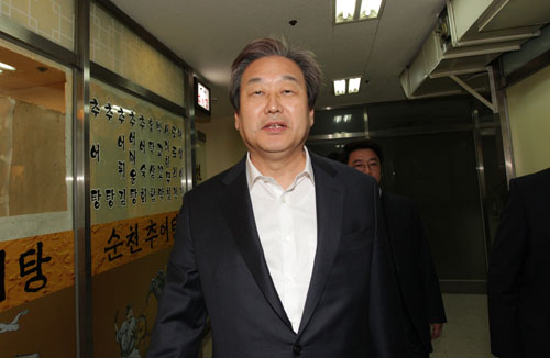 새누리당 김무성 대표가 25일 서울 여의도 당사에서 열린 최고위 회의를 마친 후 차량으로 이동하고 있다. 새누리당 최고위원회는 김 대표가 의결을 거부하고 있는 진박 6인방 중 정종섭 이인선 추경호 후보 3명에 대해서만 공천을 의결하기로 했다. <사진제공=뉴시스>