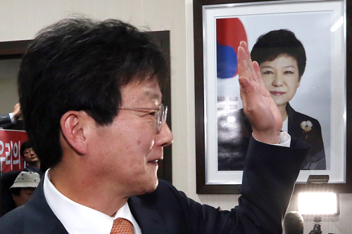 새누리당 유승민 의원이 23일 오후 대구광역시 동구 용계동 자신의 선거사무소에서 새누리당 탈당 및 20대 총선 대구동구을 무소속 출마를 선언하기 위해 도착하며 지지자들을 향해 손을 들어 인사하고 있다. <사진제공=뉴시스>