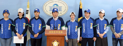 더불어민주당 공천에서 탈락한 김빈 디자이너, 김광진, 정청래, 장하나 의원, 이동학 전 혁신위원, 비례33번 남영희 후보 등이 28일 오전 서울 여의도 국회 정론관에서 '더컸유세단' 출범기자회견을 하고 있다. <사진제공=뉴시스>