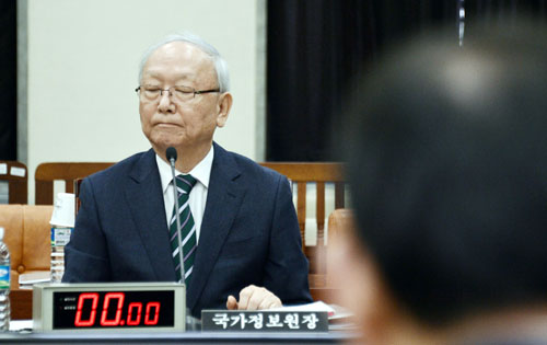 북한이 장거리 미사일 발사를 강행한 지난 2월7일 오후 서울 여의도 국회에서 열린 정보위원회의에서 이병호 국정원장이 주호영 위원장의 모두발언을 경청하고 있다. <사진제공=뉴시스>