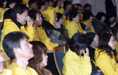 28일 오전 서울시청 신청사 다목적홀에서 열린 4.16세월호참사 특별조사위원회 제2차 청문회 1일차에 방청객으로 참석한 세월호 참사 유가족들이 영상을 지켜보며 눈물을 훔치고 있다. <사진제공=뉴시스>