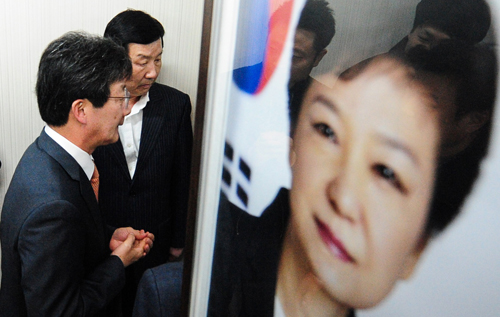 유승민 새누리당 의원이 23일 오후 대구 동구 자신의 사무실에서 걸린 박근혜 대통령 사진 옆을 지나 기자회견장으로 향하고 있다. 유 의원은 이날 탈당과 함께 무소속 출마를 선언했다. <사진제공=뉴시스>