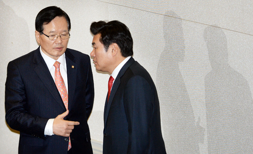 정의화 국회의장이 지난 2월23일 오후 서울 여의도 국회 본회의장에서 테러방지법을 직권 상정하기전 새누리당 원유철 원내대표와 의견을 나누고 있다. 2016.02.23