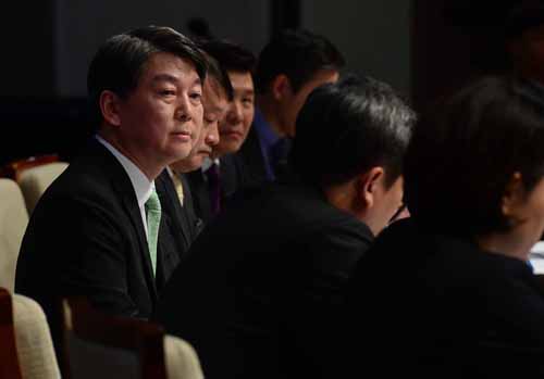 국민의당 안철수 공동대표가 29일 서울 프레스센터에서 열린 관훈토론회에서 패널들의 질문에 답변하고 있다. <사진제공=뉴시스>