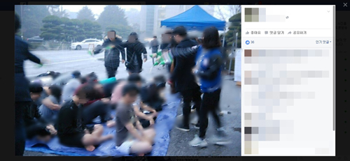 전북의 한 대학교 신입생 환영회에서 선배들이 신입생에게 막걸리 100병을 무차별적으로 뿌렸다는 주장이 나와 논란이 되고 있다. 사진은 페이스북에게 공개된 신입생 환영회 모습. <사진제공=뉴시스>