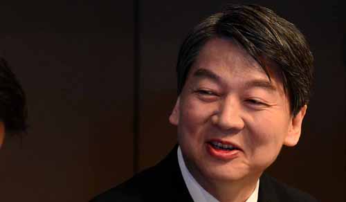 국민의당 안철수 공동대표가 29일 서울 프레스센터에서 열린 관훈토론회에서 밝은 표정으로 패널들과 대화를 나누고 있다. <사진제공=뉴시스>