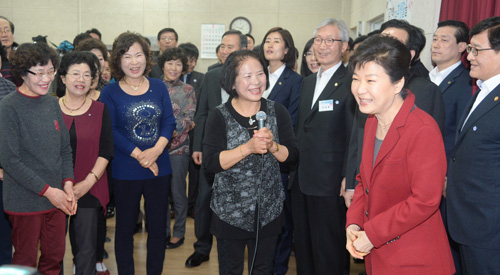 박근혜 대통령이 16일 오후 부산시 사하사랑채노인복지관을 방문, 어르신들과 대화하고 있다. <사진제공=뉴시스>