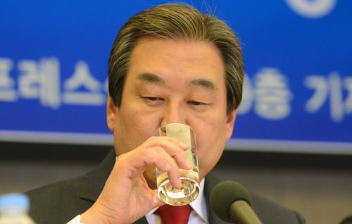 새누리당 김무성 대표가 30일 서울 태평로 프레스센터에서 열린 관훈토론회에서 물을 마시고 있다. <사진제공=뉴시스>