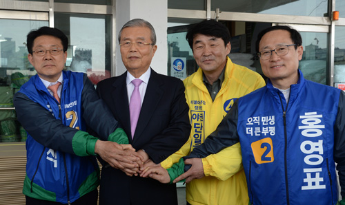 김종인(왼쪽 두번째) 더불어민주당 비상대책위원회 대표가 30일 오후 인천 남구 인천노인인력센터를 방문한 뒤 인천 남구갑 허종식(왼쪽) 후보, 인천 남구을 야권 단일화에 합의해 단일후보가 된 정의당 김성진(왼쪽 세번째) 후보, 홍영표(오른쪽) 인천시당위원장과 손을 한데 모아 잡고 있다. <사진제공=뉴시스>