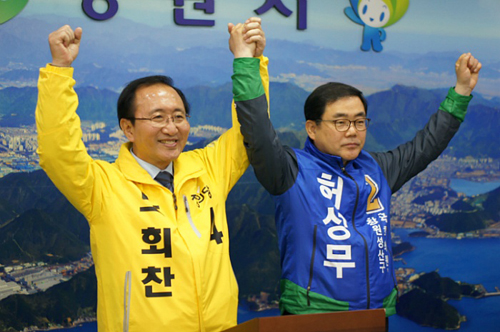 노회찬 정의당 후보가 더불어민주당 허성무 후보와 29일 오후 창원시청에서 야권 단일화 결과 발표를 하며 손을 잡아 들어보이고 있다. <사진=노회찬 홈페이지 제공, 뉴시스>