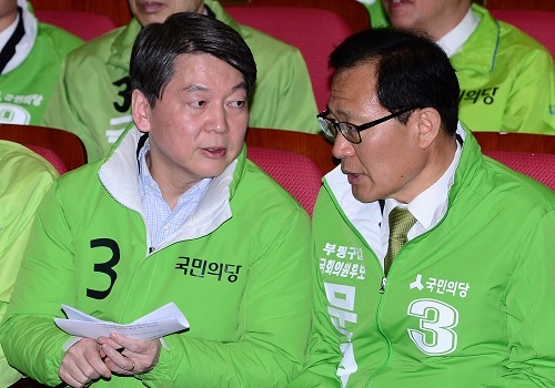 30일 오후 서울 여의도 국회 의원회관 대회의실에서 열린 총선 승리를 위한 국민의당 수도권 후보 출정식에서 안철수 공동대표가 문병호 의원과 의견을 나누고 있다. <사진제공=뉴시스>