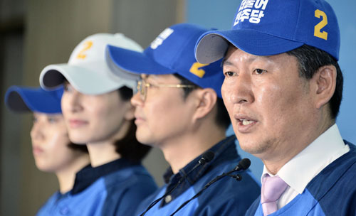 더불어민주당 공천에서 탈락한 정청래 의원이 28일 오전 서울 여의도 국회 정론관에서 김빈 디자이너, 김광진, 정청래, 장하나 의원, 이동학 전 혁신위원, 비례33번 남영희 후보 등이 함께하는 '더컸유세단' 출범기자회견에서 발언을 하고 있다. <사진제공=뉴시스>