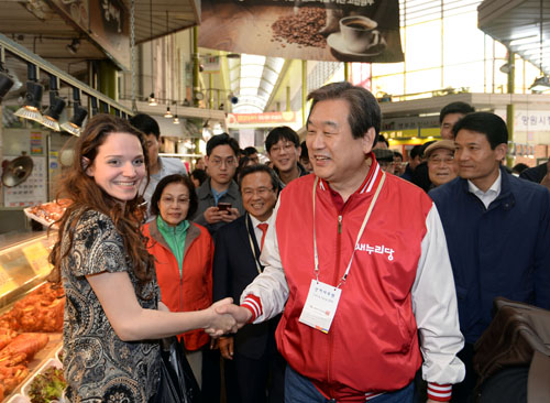 4·13 총선 공식선거운동이 시작된 31일 오후 새누리당 김무성 대표가 서울 마포구 망원동 월드컵시장을 방문해 외국인들과 악수를 하고 있다. <사진제공=뉴시스>