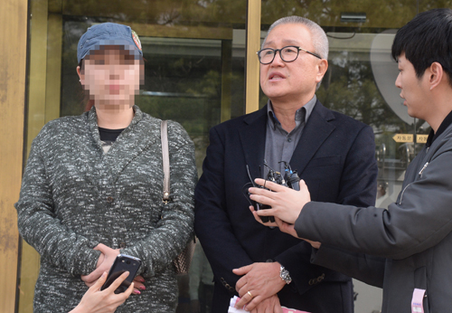 헌재가 성매매 알선 등 행위의 처벌에 관한 법률 21조 1항에 대해 합헌을 결정한 31일 오후 서울 종로구 헌법재판소에서 한터전국연합 강현준 대표와 성노동자 대표가 기자들에 둘러 싸여 인터뷰를 하고 있다. <사진제공=뉴시스>