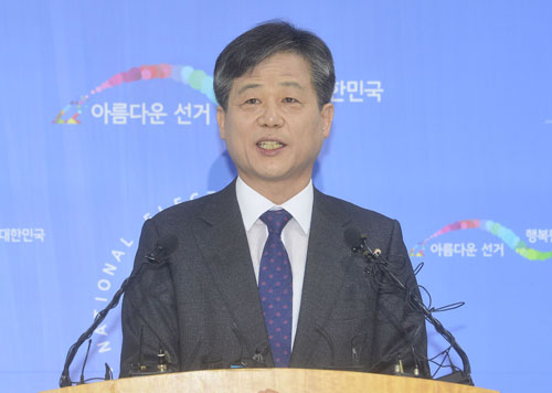 이인복 중앙선거관리위원회 위원장이 23일 오전 경기 과천 중앙선거관리위원회 브리핑실에서 4.13 총선 아름다운 선거 당부 대국민 담화 발표를 하고 있다. <사진제공=뉴시스>