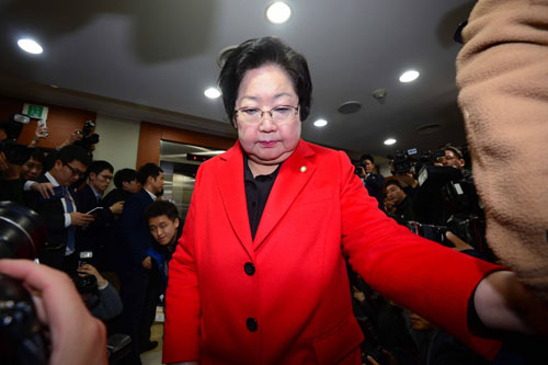 20대 총선 송파병의 새누리당 김을동 후보가 송파구선거방송토론위원회 주관의 ‘후보자 TV토론회’를 불참해 뭇매를 맞고 있다. 남인순 더불어민주당 후보는 “유권자들에게 후보의 자질과 공약을 한눈에 비교할 수 있는 중요한 기회인데, 김을동 후보가 회피한 것은 무책임하고 유권자를 무시하는 처사”라고 비판했다. <사진제공=뉴시스>