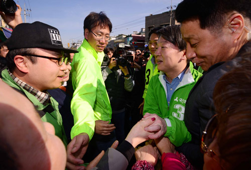 국민의당 안철수 상임공동대표가 4일 서울 금남시장에서 4.13 총선 중구 성동구을 정호준 후보 지원 유세를 하고 있다. <사진제공=뉴시스>
