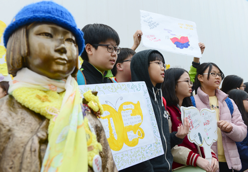 지난 3월30일 오후 서울 종로구 일본대사관 앞에서 열린 일본군 위안부 문제해결을 위한 제1224차 정기 수요시위를 찾은 학생들이 피켓을 들고 있다. <사진제공=뉴시스>