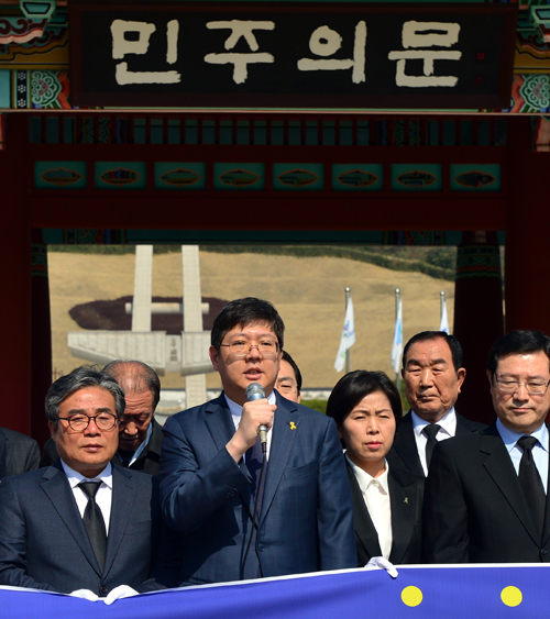 4·13국회의원 선거 후보등록이 시작된 24일 오전 더불어민주당 광주지역 출마자들이 후보 등록에 앞서 광주 북구 운정동 국립5·18민주묘지를 찾아 참배한 가운데 김홍걸 국민통합위원장이 발언을 하고 있다. <사진제공=뉴시스>