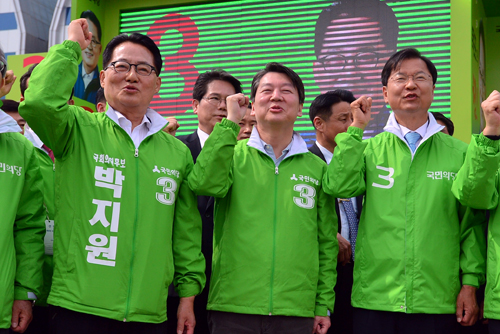 4·13 제20대 국회의원 선거 운동 첫 주말인 2일 오후 전남 목포시 상동 평화광장에서 안철수·천정배 공동대표와 박지원 후보가 선전을 다짐하고 있다. <사진제공=뉴시스>