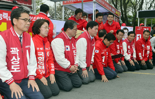 새누리당 최경환 대구경북권선대위원장을 비롯한 4.13 총선 대구 지역 후보자 전원이 6일 오후 대구 달서구 두류공원 내 문화예술회관에서 새누리당 공천 파동 사죄와 대구 경제 발전 공약 약속을 다짐하며 대구 지역 유권자들에게 무릎 끊고 사죄하고 있다. <사진제공=뉴시스>