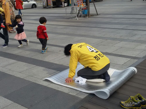 정의당 정진후 후보는 6일 오후 더불어민주당 이정국 후보와 경기 안양동안을 야권 후보 단일화에 실패했다고 선언했다. 사진은 정 후보가 이날 안양범계역 앞에서 야권후보 단일화 실패에 대해 석고대죄하고 있는 모습. <사진제공=뉴시스>