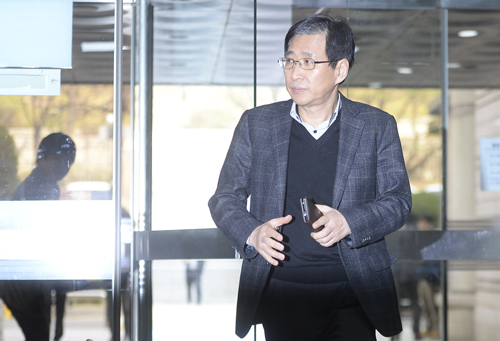 교통사고 후 음주측정을 거부한 혐의를 받고 있는 조원동 전 청와대 경제수석이 6일 오전 서초구 서울중앙지방법원으로 선고 공판을 받기 위해 출석하고 있다.이날 서울중앙지법 형사10단독 이환승 부장판사는 도로교통법 위반(음주측정거부) 등의 혐의로 기소된 조 전 수석에게 징역 6개월에 집행유예 1년을 선고했다.  <사진제공=뉴시스>