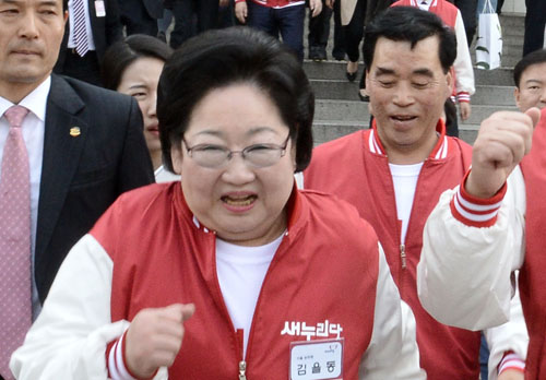 새누리당 김을동 최고위원이 지난 3월28일 오후 서울 여의도 국회에서 4.13 총선 홍보영상을 촬영을 위해 잔디광장으로 이동하고 있다. <사진제공=뉴시스>