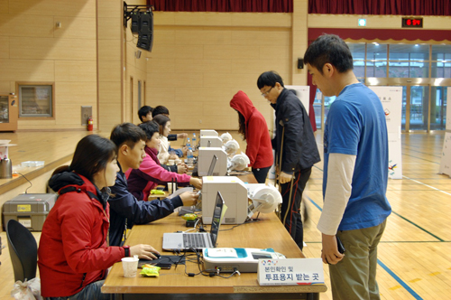 4·13 총선 사전 투표일인 8일 전북 익산시 모현동 원광여자중학교 체육관에 마련된 모현동 사전 투표장에서 시민들이 투표에 참여하기 위해 신분확인을 거치고 있다. 이번 사전 투표는 8일부터 9일까지 이틀간 시행되며 유권자들은 별도의 신고 없이 읍·면·동마다 설치된 투표소에서 투표를 할 수 있다. <사진제공=뉴시스>