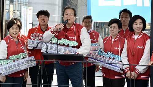 4·13 총선을 엿새 앞둔 7일 오후 새누리당 김무성 대표가 서울 노원구 롯데백화점 앞에서 국민의당 안철수 대표와 한판승부를 벌이는 이준석(노원병) 후보 지원유세를 하고 있다. <사진제공=뉴시스>