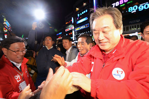 4·13 총선을 삼일 앞둔 10일 오후 새누리당 김무성 대표가 울산 동구 일산해수욕장 입구에서 안효대(울산동구) 후보의 지원유세를 한 후 환호하는 시민들에게 다가가고 있다. <사진제공=뉴시스>