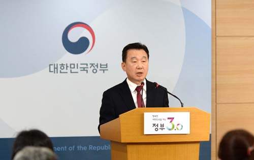 정준희 통일부 대변인이 8일 오후 서울 종로구 정부서울청사에서 북한 해외식당 종업원 집단탈북 및 입국과 관련 브리핑을 하고 있다.<사진제공=뉴시스>