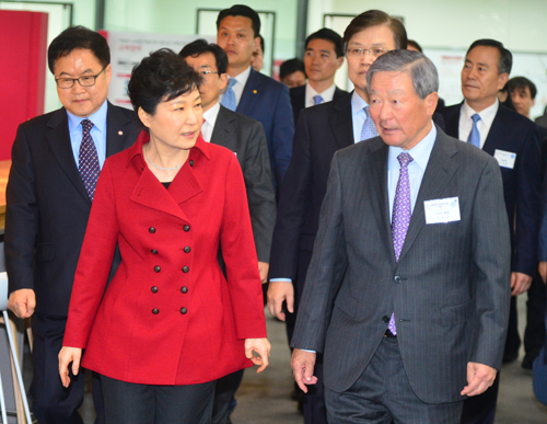 박근혜 대통령이 8일 오전 충북 청주시 충북창조경제혁신센터를 방문, 센터를 돌아보며 구본무 LG그룹회장과 대화하고 있다. <사진제공=뉴시스>