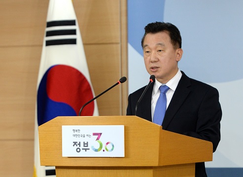 정준희 통일부 대변인이 11일 오전 서울 종로구 정부서울청사에서 북한 정찰총국 대좌 망명과 관련 브리핑을 하고 있다. <사진제공=뉴시스>