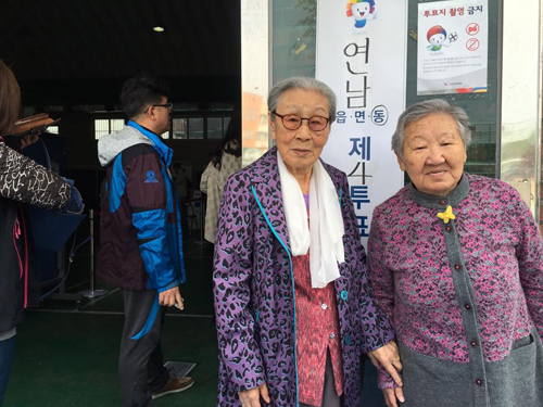 위안부 피해자 길원옥(89), 김복동(91) 할머니가 13일 오전 서울 마포구 연남동 제4투표소에서 투표를 하고 인증샷을 찍고 있다. <사진출처=윤미향 한국정신대문제대책협의회 대표 페이스북>