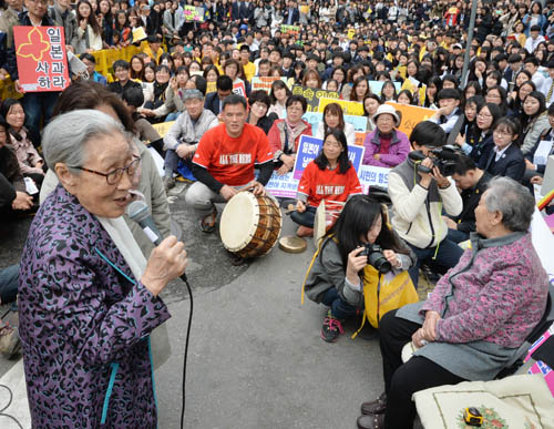 김복동(왼쪽) 할머니가 13일 오후 서울 종로구 율곡로 구 주한일본대사관 앞에서 열린 일본군 위안부 문제해결을 위한 1226차 정기 수요시위에서 발언하고 있다. <사진제공=뉴시스>