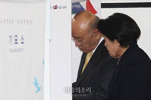 13일 오후 서울 종로구 율곡로 구 주한일본대사관 앞에서 열린 일본군 위안부 문제해결을 위한 1226차 정기 수요시위에 참가한 1000여 명의 학생 등 시민이 일본 정부의 사과를 요구하고 있다. <사진제공=뉴시스>